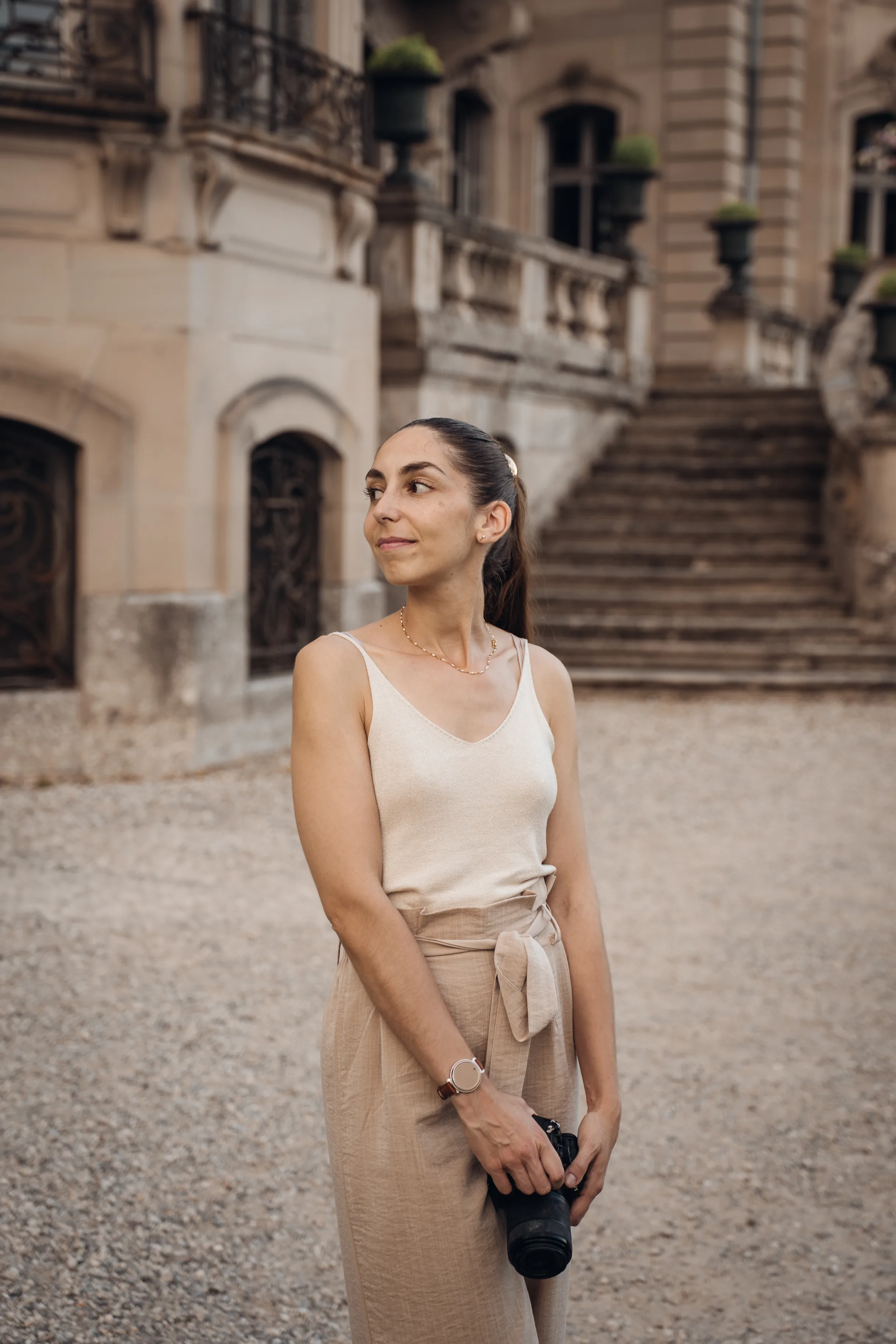 Armelle, photographe des Petits Clichés d'Armelle, souriante, appareil photo en main